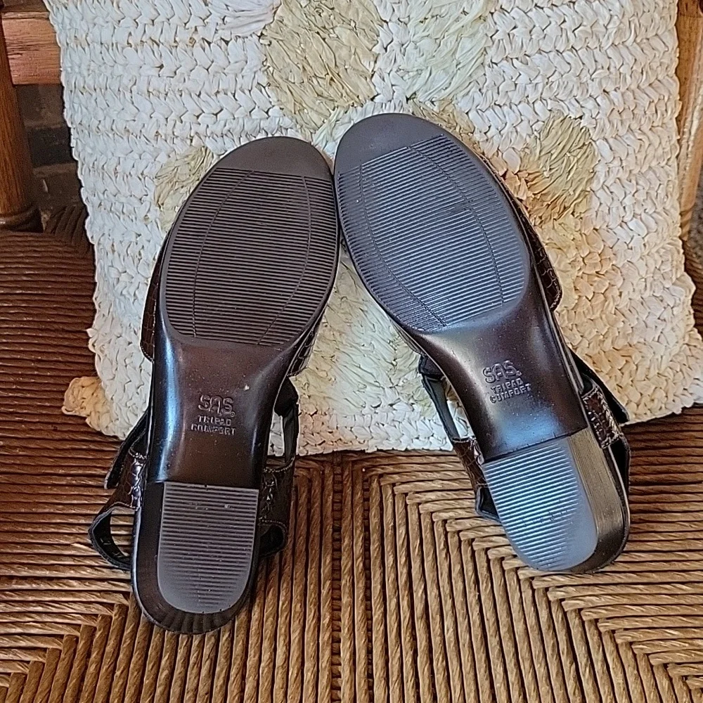 SAS Suntimer brown croc sandal, size 8.5N